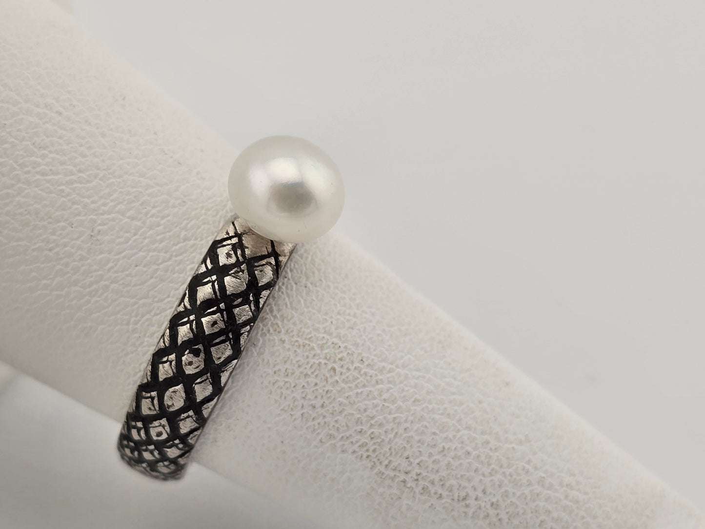 Freshwater Pearl Solitaire Snake Band size 8