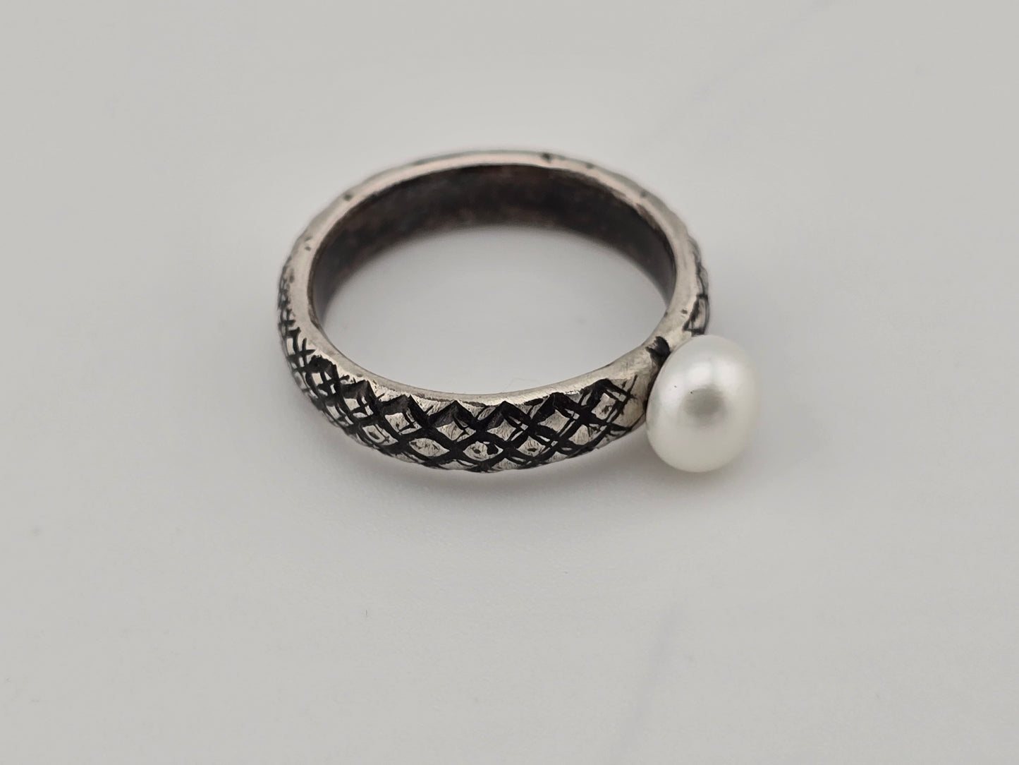 Freshwater Pearl Solitaire Snake Band size 8