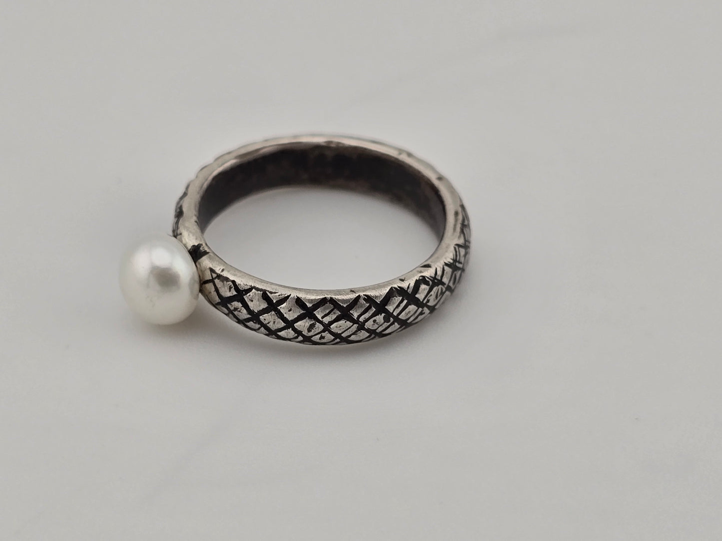 Freshwater Pearl Solitaire Snake Band size 8