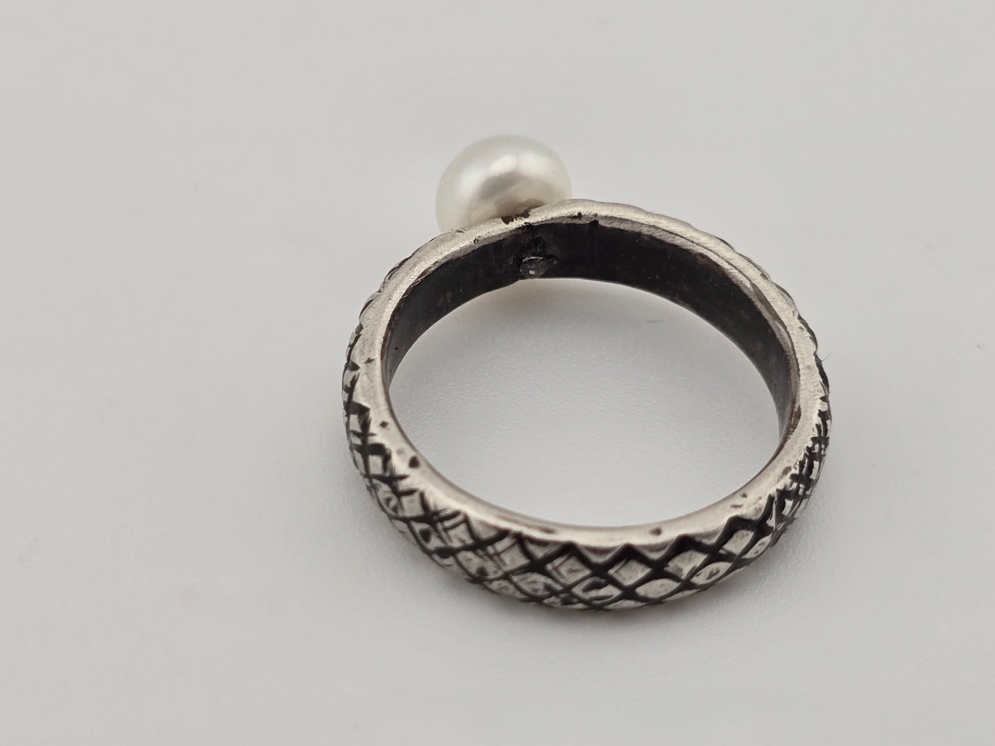 Freshwater Pearl Solitaire Snake Band size 8